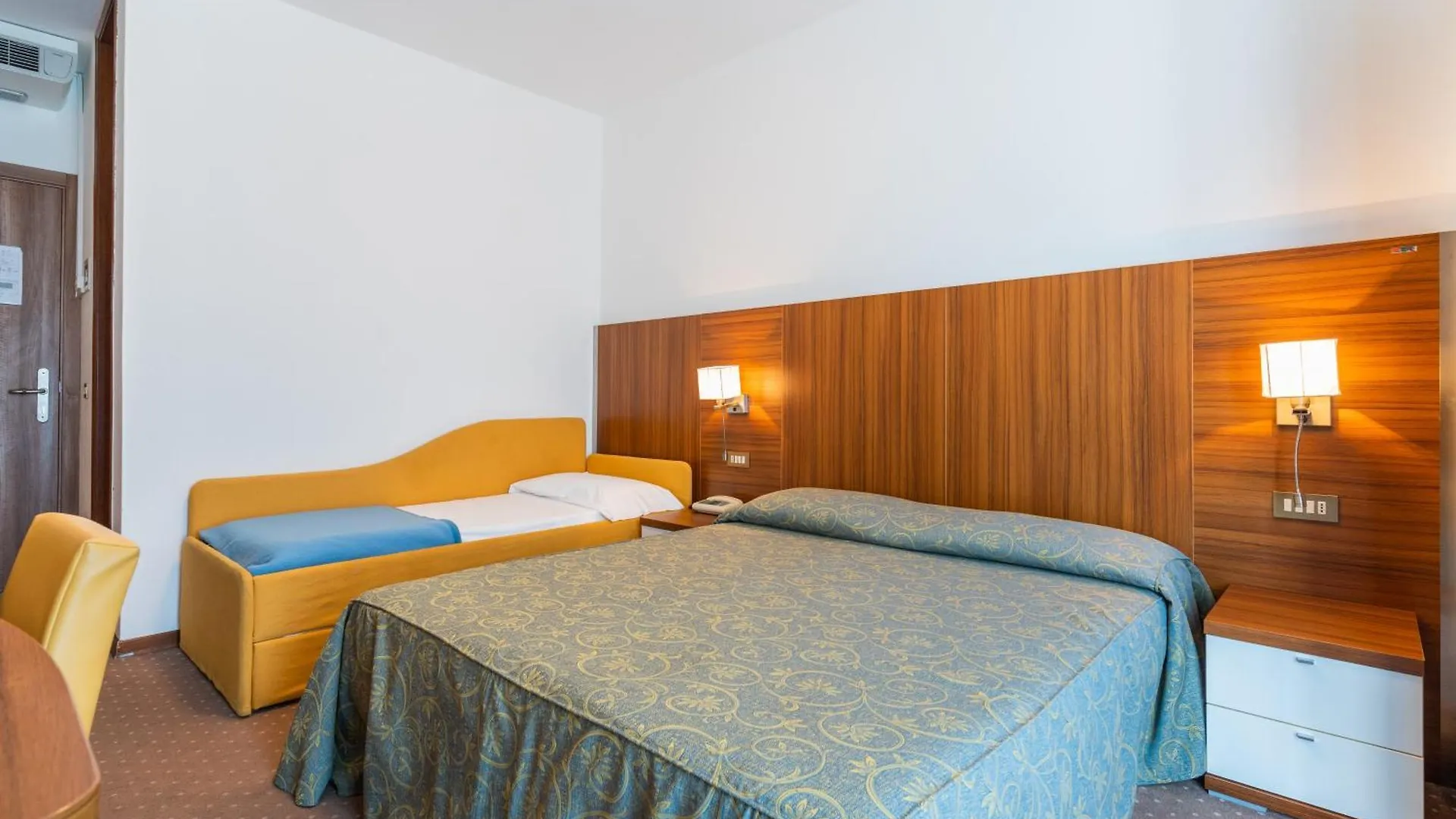 Hotel Touring Caorle 3*,  İtalya